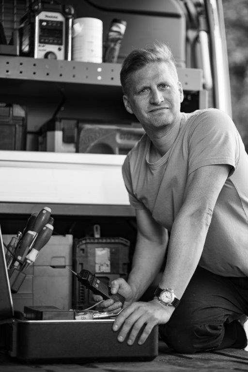 Portrait Marc mit Werkzeug sw