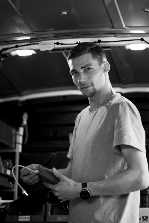 Portrait Pierre mit Werkzeug sw